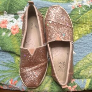 Toms Rose Gold Sparkle Shoes size 6 in kids 8 in women’s